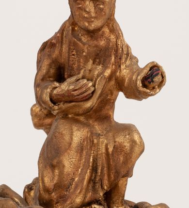 Zdjęcie nr 5: Grupa Ukrzyżowania umieszczona jest na wysokim cokole z ryzalitem pośrodku, profilowanym u dołu i zakończonym gzymsem z kostkowaniem. Do cokołu z trzech stron przytwierdzone są gwoździkami płaskorzeźbione narzędzia Męki Pańskiej. Grupa ustawiona jest na rzeźbionym podłożu imitującym skałę. Pośrodku znajduje się krzyż z pnia drzewa, do którego przybita jest trzema gwoździami figurka umarłego Chrystusa. Jego ciało jest w dużym zwisie, o ramionach przyjmujących kształt łuku półkolistego, głowa opada na prawy bark, nogi ułożone są równolegle, stopy skrzyżowane w układzie prawa na lewą. Twarz pociągła, okolona krótką brodą oraz silnie kręconymi włosami, na głowie korona cierniowa. Ciało smukłe, z podkreślonymi żebrami klatki piersiowej i zaznaczonymi śladami męki. Biodra przepasane krótkim, ekspresyjnie drapowanym perizonium, zawieszonym na podwójnym sznurze, odsłaniającym prawe biodro, zawiązanym na prawym boku. Pionowa belka krzyża zakończona banderolą z rytym napisem „IN / RI”. U podstawy krzyża znajduje się czaszka z piszczelami. 
Po prawej stronie krzyża stoi Maria ze splecionymi z przodu dłońmi. Ubrana jest w tunikę, przepasaną w talii oraz płaszcz narzucony na głowę i ramiona. Po lewej stronie znajduje się św. Jan. Zwrócony jest w trzech czwartych w prawo, klęczy na prawym kolanie i prawą dłoń kładzie na piersi, lewą rękę wyciąga do przodu. Jego twarz okalają długie włosy opadające na ramiona. Ubrany jest w tunikę, przepasaną w talii. 
Figury oraz detale rzeźbiarskie i profile cokołu pozłocone, struktura cokołu polichromowana na czarno. 