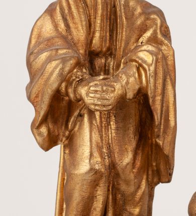 Zdjęcie nr 20: Grupa Ukrzyżowania umieszczona jest na wysokim cokole z ryzalitem pośrodku, profilowanym u dołu i zakończonym gzymsem z kostkowaniem. Do cokołu z trzech stron przytwierdzone są gwoździkami płaskorzeźbione narzędzia Męki Pańskiej. Grupa ustawiona jest na rzeźbionym podłożu imitującym skałę. Pośrodku znajduje się krzyż z pnia drzewa, do którego przybita jest trzema gwoździami figurka umarłego Chrystusa. Jego ciało jest w dużym zwisie, o ramionach przyjmujących kształt łuku półkolistego, głowa opada na prawy bark, nogi ułożone są równolegle, stopy skrzyżowane w układzie prawa na lewą. Twarz pociągła, okolona krótką brodą oraz silnie kręconymi włosami, na głowie korona cierniowa. Ciało smukłe, z podkreślonymi żebrami klatki piersiowej i zaznaczonymi śladami męki. Biodra przepasane krótkim, ekspresyjnie drapowanym perizonium, zawieszonym na podwójnym sznurze, odsłaniającym prawe biodro, zawiązanym na prawym boku. Pionowa belka krzyża zakończona banderolą z rytym napisem „IN / RI”. U podstawy krzyża znajduje się czaszka z piszczelami. 
Po prawej stronie krzyża stoi Maria ze splecionymi z przodu dłońmi. Ubrana jest w tunikę, przepasaną w talii oraz płaszcz narzucony na głowę i ramiona. Po lewej stronie znajduje się św. Jan. Zwrócony jest w trzech czwartych w prawo, klęczy na prawym kolanie i prawą dłoń kładzie na piersi, lewą rękę wyciąga do przodu. Jego twarz okalają długie włosy opadające na ramiona. Ubrany jest w tunikę, przepasaną w talii. 
Figury oraz detale rzeźbiarskie i profile cokołu pozłocone, struktura cokołu polichromowana na czarno. 