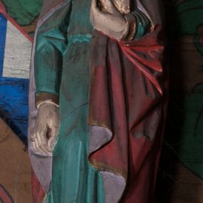Zdjęcie nr 1: Figura ścięta z tyłu, ustawiona na podstawie w formie ściętej kuli. Święty ukazany frontalnie, w kontrapoście, z głową przechyloną na lewe ramię, prawą rękę ma opuszczoną wzdłuż ciała, lewą przytrzymuje przy piersi księgę. Twarz ma owalną o pełnych policzkach, małych, migdałowatych oczach, prostym nosie, pełnych ustach i wystającej brodzie. Włosy delikatnie kręcone, sięgające ramion. Ubrany jest w zieloną tunikę, przepasaną w talii oraz czerwony płaszcz, o różowej podszewce i złoconej lamówce, zapięty pod szyją, opadający na ramiona. Polichromia ciała naturalistyczna. 


