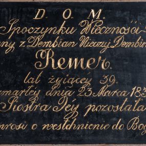 Zdjęcie nr 1: Tablica epitafijna w kształcie leżącego prostokąta. Na tablicy inskrypcja  „D(EO) O(PTIMO) M(AXIMO) / Spoczynku Wieczności / Anny z Dembian Nieczuj Dembskich / Remer. / lat żyjącej 39. / zmarłey dnia 23 Marca 1831. / Siostra Jey pozostała, / prosi o westchnienie do Boga.”