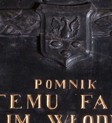 Zdjęcie nr 1: Epitafium w kształcie leżącego prostokąta, wspartego na gzymsie i dwóch narożnych konsolach ozdobionych liśćmi. Górną część zdobi pas z liśćmi laurowymi z okrągłymi medalionami i z herbem Sulima pośrodku z tarczą nakrytą koroną otwartą. Na tablicy inskrypcja „POMNIK / WALENTEMU FAUSTYNOWI / SULIM WŁODKOWI / OBYWATELOWI I PRZEŁOŻONEMU / MIASTA WIELICZKI / MĘŻOWI KRAJOWI I MIASTU / DOBRZE ZASŁUŻONEMU / URODZONEMU 15. LUTEGO 1776. / ZMARŁEMU 8. PAZDZIERNIKA 1839. R(OKU)”. 