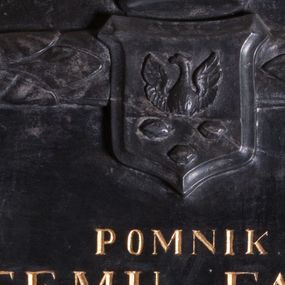 Zdjęcie nr 1: Epitafium w kształcie leżącego prostokąta, wspartego na gzymsie i dwóch narożnych konsolach ozdobionych liśćmi. Górną część zdobi pas z liśćmi laurowymi z okrągłymi medalionami i z herbem Sulima pośrodku z tarczą nakrytą koroną otwartą. Na tablicy inskrypcja „POMNIK / WALENTEMU FAUSTYNOWI / SULIM WŁODKOWI / OBYWATELOWI I PRZEŁOŻONEMU / MIASTA WIELICZKI / MĘŻOWI KRAJOWI I MIASTU / DOBRZE ZASŁUŻONEMU / URODZONEMU 15. LUTEGO 1776. / ZMARŁEMU 8. PAZDZIERNIKA 1839. R(OKU)”. 