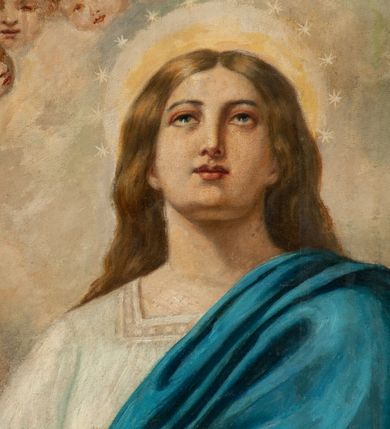 Zdjęcie nr 3: Obraz w kształcie stojącego prostokąta zamkniętego łukiem wklęsło-wypukłym z uskokami, od dołu półkoliście wycięty. W centrum kompozycji przedstawienie Matki Boskiej Niepokalanie Poczętej, ukazanej frontalnie stojącej na półksiężycu i globie, ze złączonymi dłońmi odchylonymi na prawy bok. Twarz szeroka, z długim i wąskim nosem, z oczami wzniesionymi ku górze; włosy jasne, długie, z przedziałkiem pośrodku, opadające na plecy. Matka Boska ubrana w białą suknię z długimi i szerokimi rękawami oraz niebieski płaszcz zarzucony na lewe ramię. Ma bose stopy, wokół głowy złoty okrągły nimb oraz wieniec z gwiazd dwunastu. Półksiężyc skierowany rogami do góry, przy jednym końcu owinięty wąż z jabłkiem w pysku. Po bokach Matki Boskiej dwa aniołki z gałązkami białych lilii. Powyżej uskrzydlone główki aniołków. Tło utworzone z szarych obłoków. Rama drewniana, profilowana i złocona.

