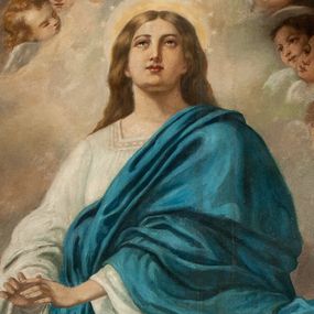 Zdjęcie nr 1: Obraz w kształcie stojącego prostokąta zamkniętego łukiem wklęsło-wypukłym z uskokami, od dołu półkoliście wycięty. W centrum kompozycji przedstawienie Matki Boskiej Niepokalanie Poczętej, ukazanej frontalnie stojącej na półksiężycu i globie, ze złączonymi dłońmi odchylonymi na prawy bok. Twarz szeroka, z długim i wąskim nosem, z oczami wzniesionymi ku górze; włosy jasne, długie, z przedziałkiem pośrodku, opadające na plecy. Matka Boska ubrana w białą suknię z długimi i szerokimi rękawami oraz niebieski płaszcz zarzucony na lewe ramię. Ma bose stopy, wokół głowy złoty okrągły nimb oraz wieniec z gwiazd dwunastu. Półksiężyc skierowany rogami do góry, przy jednym końcu owinięty wąż z jabłkiem w pysku. Po bokach Matki Boskiej dwa aniołki z gałązkami białych lilii. Powyżej uskrzydlone główki aniołków. Tło utworzone z szarych obłoków. Rama drewniana, profilowana i złocona.

