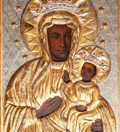 Zdjęcie nr 1: Obraz w kształcie stojącego prostokąta przedstawia Matkę Boską Częstochowską z Dzieciątkiem, na których postaci nałożona jest złocona sukienka odsłaniająca tylko twarze i dłonie. Matka Boska ukazana frontalnie z Dzieciątkiem na lewym ręku, prawą rękę ma złożoną na piersi. Twarze o ciemnych karnacjach. Matka Boska delikatnie zwraca głowę w lewo, ma wzrok skierowany w dal, długi i wąski nos, na prawym policzku dwie blizny. Dzieciątko ukazane w pozycji siedzącej, z prawą rączką wzniesioną w geście błogosławieństwa, w lewej trzyma na kolanach zamkniętą księgę. Sukienki drewniane, płaszcz Matki Boskiej bogato dekorowany roślinną dekoracją. Wokół głowy Marii kolisty nimb oraz wieniec z gwiazd, na głowie korona w typie otwartym podtrzymywana przez dwa aniołki. Analogicznie zwieńczona jest głowa Dzieciątka, z wyjątkiem gwiazd. Tło posrebrzane, zdobione w grawerowane romby, w polu których stylizowane rozety. Rama drewniana, profilowana i złocona.