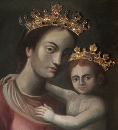Zdjęcie nr 3: Obraz w kształcie stojącego prostokąta z wizerunkiem Matki Boskiej z Dzieciątkiem. W centrum kompozycji ukazana Maria w półpostaci, delikatnie zwrócona w lewo, z Dzieciątkiem Jezus na lewym ręku, z głową przechyloną w stronę Dzieciątka. Twarz okolona długimi włosami, splecionymi w warkocz z tyłu głowy, nos długi i prosty, drobne usta, wzrok skierowany na widza. Maria ma charakterystyczną długą szyję i smukłe dłonie. Ubrana jest w długą, czerwoną suknię oraz zielony płaszcz, zarzucony na ręce. Dzieciątko ukazane jest w pozycji siedzącej na ramieniu Marii, zwrócone trzy czwarte w prawo, rączkami obejmuje matkę za szyję. Twarz okrągła, nos długi i szeroki, wzrok skierowany na widza, włosy jasne i kędzierzawe. Dzieciątko nagie, siedzi na białej pieluszce. Głowy Marii i Dzieciątka zdobią metalowe, kameryzowane korony w typie otwartym. Tło jednolite, ciemnobrązowe. Rama drewniana, profilowana, złocona, od zewnątrz zdobiona ornamentem w postaci kimationu. Według dokumentacji konserwatorskiej w prawym, dolnym narożu obrazu znajduje się sygnatura „A. Dąbski [lub Dąbrowski] 1678”.
