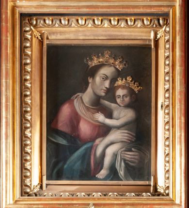 Zdjęcie nr 7: Obraz w kształcie stojącego prostokąta z wizerunkiem Matki Boskiej z Dzieciątkiem. W centrum kompozycji ukazana Maria w półpostaci, delikatnie zwrócona w lewo, z Dzieciątkiem Jezus na lewym ręku, z głową przechyloną w stronę Dzieciątka. Twarz okolona długimi włosami, splecionymi w warkocz z tyłu głowy, nos długi i prosty, drobne usta, wzrok skierowany na widza. Maria ma charakterystyczną długą szyję i smukłe dłonie. Ubrana jest w długą, czerwoną suknię oraz zielony płaszcz, zarzucony na ręce. Dzieciątko ukazane jest w pozycji siedzącej na ramieniu Marii, zwrócone trzy czwarte w prawo, rączkami obejmuje matkę za szyję. Twarz okrągła, nos długi i szeroki, wzrok skierowany na widza, włosy jasne i kędzierzawe. Dzieciątko nagie, siedzi na białej pieluszce. Głowy Marii i Dzieciątka zdobią metalowe, kameryzowane korony w typie otwartym. Tło jednolite, ciemnobrązowe. Rama drewniana, profilowana, złocona, od zewnątrz zdobiona ornamentem w postaci kimationu. Według dokumentacji konserwatorskiej w prawym, dolnym narożu obrazu znajduje się sygnatura „A. Dąbski [lub Dąbrowski] 1678”.
