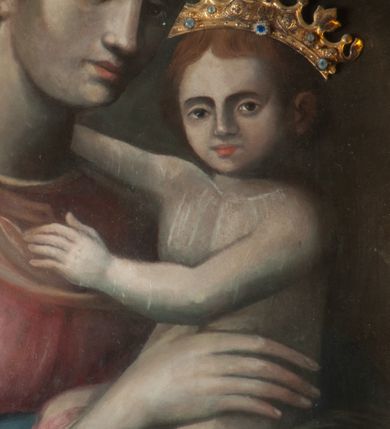 Zdjęcie nr 5: Obraz w kształcie stojącego prostokąta z wizerunkiem Matki Boskiej z Dzieciątkiem. W centrum kompozycji ukazana Maria w półpostaci, delikatnie zwrócona w lewo, z Dzieciątkiem Jezus na lewym ręku, z głową przechyloną w stronę Dzieciątka. Twarz okolona długimi włosami, splecionymi w warkocz z tyłu głowy, nos długi i prosty, drobne usta, wzrok skierowany na widza. Maria ma charakterystyczną długą szyję i smukłe dłonie. Ubrana jest w długą, czerwoną suknię oraz zielony płaszcz, zarzucony na ręce. Dzieciątko ukazane jest w pozycji siedzącej na ramieniu Marii, zwrócone trzy czwarte w prawo, rączkami obejmuje matkę za szyję. Twarz okrągła, nos długi i szeroki, wzrok skierowany na widza, włosy jasne i kędzierzawe. Dzieciątko nagie, siedzi na białej pieluszce. Głowy Marii i Dzieciątka zdobią metalowe, kameryzowane korony w typie otwartym. Tło jednolite, ciemnobrązowe. Rama drewniana, profilowana, złocona, od zewnątrz zdobiona ornamentem w postaci kimationu. Według dokumentacji konserwatorskiej w prawym, dolnym narożu obrazu znajduje się sygnatura „A. Dąbski [lub Dąbrowski] 1678”.
