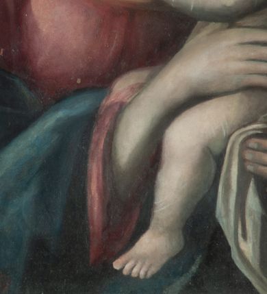 Zdjęcie nr 4: Obraz w kształcie stojącego prostokąta z wizerunkiem Matki Boskiej z Dzieciątkiem. W centrum kompozycji ukazana Maria w półpostaci, delikatnie zwrócona w lewo, z Dzieciątkiem Jezus na lewym ręku, z głową przechyloną w stronę Dzieciątka. Twarz okolona długimi włosami, splecionymi w warkocz z tyłu głowy, nos długi i prosty, drobne usta, wzrok skierowany na widza. Maria ma charakterystyczną długą szyję i smukłe dłonie. Ubrana jest w długą, czerwoną suknię oraz zielony płaszcz, zarzucony na ręce. Dzieciątko ukazane jest w pozycji siedzącej na ramieniu Marii, zwrócone trzy czwarte w prawo, rączkami obejmuje matkę za szyję. Twarz okrągła, nos długi i szeroki, wzrok skierowany na widza, włosy jasne i kędzierzawe. Dzieciątko nagie, siedzi na białej pieluszce. Głowy Marii i Dzieciątka zdobią metalowe, kameryzowane korony w typie otwartym. Tło jednolite, ciemnobrązowe. Rama drewniana, profilowana, złocona, od zewnątrz zdobiona ornamentem w postaci kimationu. Według dokumentacji konserwatorskiej w prawym, dolnym narożu obrazu znajduje się sygnatura „A. Dąbski [lub Dąbrowski] 1678”.
