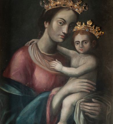 Zdjęcie nr 1: Obraz w kształcie stojącego prostokąta z wizerunkiem Matki Boskiej z Dzieciątkiem. W centrum kompozycji ukazana Maria w półpostaci, delikatnie zwrócona w lewo, z Dzieciątkiem Jezus na lewym ręku, z głową przechyloną w stronę Dzieciątka. Twarz okolona długimi włosami, splecionymi w warkocz z tyłu głowy, nos długi i prosty, drobne usta, wzrok skierowany na widza. Maria ma charakterystyczną długą szyję i smukłe dłonie. Ubrana jest w długą, czerwoną suknię oraz zielony płaszcz, zarzucony na ręce. Dzieciątko ukazane jest w pozycji siedzącej na ramieniu Marii, zwrócone trzy czwarte w prawo, rączkami obejmuje matkę za szyję. Twarz okrągła, nos długi i szeroki, wzrok skierowany na widza, włosy jasne i kędzierzawe. Dzieciątko nagie, siedzi na białej pieluszce. Głowy Marii i Dzieciątka zdobią metalowe, kameryzowane korony w typie otwartym. Tło jednolite, ciemnobrązowe. Rama drewniana, profilowana, złocona, od zewnątrz zdobiona ornamentem w postaci kimationu. Według dokumentacji konserwatorskiej w prawym, dolnym narożu obrazu znajduje się sygnatura „A. Dąbski [lub Dąbrowski] 1678”.
