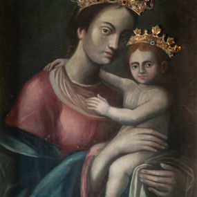 Zdjęcie nr 1: Obraz w kształcie stojącego prostokąta z wizerunkiem Matki Boskiej z Dzieciątkiem. W centrum kompozycji ukazana Maria w półpostaci, delikatnie zwrócona w lewo, z Dzieciątkiem Jezus na lewym ręku, z głową przechyloną w stronę Dzieciątka. Twarz okolona długimi włosami, splecionymi w warkocz z tyłu głowy, nos długi i prosty, drobne usta, wzrok skierowany na widza. Maria ma charakterystyczną długą szyję i smukłe dłonie. Ubrana jest w długą, czerwoną suknię oraz zielony płaszcz, zarzucony na ręce. Dzieciątko ukazane jest w pozycji siedzącej na ramieniu Marii, zwrócone trzy czwarte w prawo, rączkami obejmuje matkę za szyję. Twarz okrągła, nos długi i szeroki, wzrok skierowany na widza, włosy jasne i kędzierzawe. Dzieciątko nagie, siedzi na białej pieluszce. Głowy Marii i Dzieciątka zdobią metalowe, kameryzowane korony w typie otwartym. Tło jednolite, ciemnobrązowe. Rama drewniana, profilowana, złocona, od zewnątrz zdobiona ornamentem w postaci kimationu. Według dokumentacji konserwatorskiej w prawym, dolnym narożu obrazu znajduje się sygnatura „A. Dąbski [lub Dąbrowski] 1678”.
