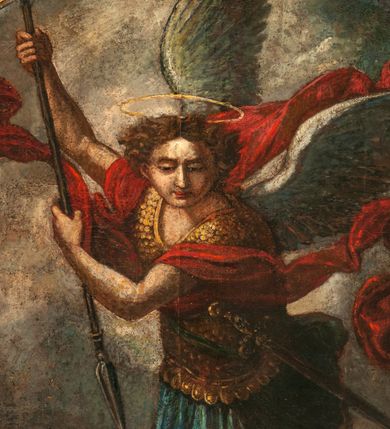 Zdjęcie nr 3: Obraz o nieregularnym, wklęsło-wypukłym kształcie dopasowanym do zwieńczenia ołtarza. W centrum kompozycji znajduje się święty Michał Archanioł w dynamicznej pozie, strącający szatana do piekła. Archanioł ukazany w postawie stojącej, z lewą nogą cofniętą do tyłu, prawą depczący głowę szatana, z podniesionymi do góry rękami, w których trzyma włócznię skierowaną ostrzem w dół. Twarz archanioła szeroka, z długim i prostym nosem, wzrokiem skierowanym w dół. Włosy średniej długości, kręcone, rozwiane do tyłu. Ubrany w zbroję legionisty rzymskiego (złoty pancerz, niebieska tunika, wysokiem złote sandały) z czerwonym płaszczem rozwianym na wietrze, u pleców białe skrzydła, nad głową złoty i okrągły nimb. Dół kompozycji zajmuje skaliste, ciemne podłoże, z którego wydobywają się płomienie. Szatan ukazany w monstrualnej postaci, ze skrzydłami nietoperza, w postawie leżącej. W górnej części obrazu tło pochmurne, ciemne. Rama drewniana, złocona, polichromowana. 

