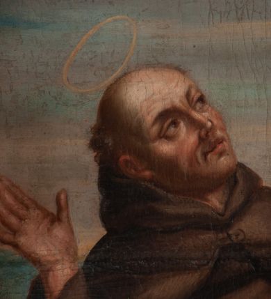 Zdjęcie nr 6: Obraz w kształcie stojącego prostokąta przedstawiający św. Antoniego Padewskiego i dwóch świętych franciszkańskich. W centrum kompozycji ukazany św. Antoni w postawie stojącej, z gałązką białej lilii w prawej dłoni i różańcem, z Dzieciątkiem Jezus siedzącym na księdze, na lewej dłoni świętego. Twarz podłużna, z długim i szerokim na końcu nosem, wzrokiem skierowanym na wprost. Święty ubrany w habit franciszkański, z tonsurą na głowie i złocistym nimbem wokół niej; na stopach sandały. Dzieciątko Jezus zwrócone trzy czwarte w prawo, prawą rączką czyniące gest błogosławieństwa, w lewej trzymające jabłko królewskie. Ubrane jest w białą pieluszkę, opasającą biodra. Wokół głowy ma złoty, świetlisty nimb. Po bokach obrazu ukazani dwaj franciszkanie w pozycji klęczącej, ubrani w habity i płaszcze franciszkańskie z okrągłymi nimbami nad głowami. Zakonnik po lewej stronie obrazu z szeroko rozłożonymi na boki i uniesionymi do góry rękami, zakonnik po prawej z rękami złożonymi w geście modlitwy. W oddali widoczny pejzaż górski. W górnej części kompozycji rózowo-błękitne, pochmurne niebo. Rama drewniana, profilowana, złocona. 