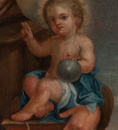 Zdjęcie nr 4: Obraz w kształcie stojącego prostokąta przedstawiający św. Antoniego Padewskiego i dwóch świętych franciszkańskich. W centrum kompozycji ukazany św. Antoni w postawie stojącej, z gałązką białej lilii w prawej dłoni i różańcem, z Dzieciątkiem Jezus siedzącym na księdze, na lewej dłoni świętego. Twarz podłużna, z długim i szerokim na końcu nosem, wzrokiem skierowanym na wprost. Święty ubrany w habit franciszkański, z tonsurą na głowie i złocistym nimbem wokół niej; na stopach sandały. Dzieciątko Jezus zwrócone trzy czwarte w prawo, prawą rączką czyniące gest błogosławieństwa, w lewej trzymające jabłko królewskie. Ubrane jest w białą pieluszkę, opasającą biodra. Wokół głowy ma złoty, świetlisty nimb. Po bokach obrazu ukazani dwaj franciszkanie w pozycji klęczącej, ubrani w habity i płaszcze franciszkańskie z okrągłymi nimbami nad głowami. Zakonnik po lewej stronie obrazu z szeroko rozłożonymi na boki i uniesionymi do góry rękami, zakonnik po prawej z rękami złożonymi w geście modlitwy. W oddali widoczny pejzaż górski. W górnej części kompozycji rózowo-błękitne, pochmurne niebo. Rama drewniana, profilowana, złocona. 