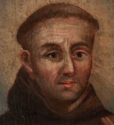 Zdjęcie nr 3: Obraz w kształcie stojącego prostokąta przedstawiający św. Antoniego Padewskiego i dwóch świętych franciszkańskich. W centrum kompozycji ukazany św. Antoni w postawie stojącej, z gałązką białej lilii w prawej dłoni i różańcem, z Dzieciątkiem Jezus siedzącym na księdze, na lewej dłoni świętego. Twarz podłużna, z długim i szerokim na końcu nosem, wzrokiem skierowanym na wprost. Święty ubrany w habit franciszkański, z tonsurą na głowie i złocistym nimbem wokół niej; na stopach sandały. Dzieciątko Jezus zwrócone trzy czwarte w prawo, prawą rączką czyniące gest błogosławieństwa, w lewej trzymające jabłko królewskie. Ubrane jest w białą pieluszkę, opasającą biodra. Wokół głowy ma złoty, świetlisty nimb. Po bokach obrazu ukazani dwaj franciszkanie w pozycji klęczącej, ubrani w habity i płaszcze franciszkańskie z okrągłymi nimbami nad głowami. Zakonnik po lewej stronie obrazu z szeroko rozłożonymi na boki i uniesionymi do góry rękami, zakonnik po prawej z rękami złożonymi w geście modlitwy. W oddali widoczny pejzaż górski. W górnej części kompozycji rózowo-błękitne, pochmurne niebo. Rama drewniana, profilowana, złocona. 