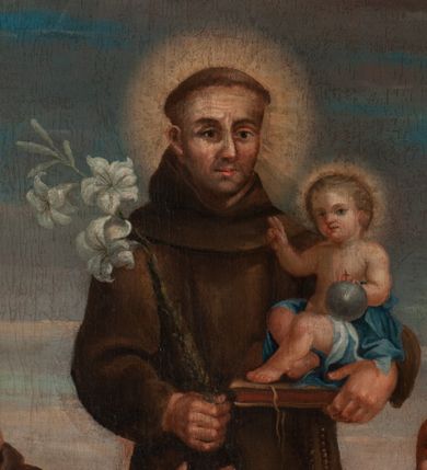 Zdjęcie nr 2: Obraz w kształcie stojącego prostokąta przedstawiający św. Antoniego Padewskiego i dwóch świętych franciszkańskich. W centrum kompozycji ukazany św. Antoni w postawie stojącej, z gałązką białej lilii w prawej dłoni i różańcem, z Dzieciątkiem Jezus siedzącym na księdze, na lewej dłoni świętego. Twarz podłużna, z długim i szerokim na końcu nosem, wzrokiem skierowanym na wprost. Święty ubrany w habit franciszkański, z tonsurą na głowie i złocistym nimbem wokół niej; na stopach sandały. Dzieciątko Jezus zwrócone trzy czwarte w prawo, prawą rączką czyniące gest błogosławieństwa, w lewej trzymające jabłko królewskie. Ubrane jest w białą pieluszkę, opasającą biodra. Wokół głowy ma złoty, świetlisty nimb. Po bokach obrazu ukazani dwaj franciszkanie w pozycji klęczącej, ubrani w habity i płaszcze franciszkańskie z okrągłymi nimbami nad głowami. Zakonnik po lewej stronie obrazu z szeroko rozłożonymi na boki i uniesionymi do góry rękami, zakonnik po prawej z rękami złożonymi w geście modlitwy. W oddali widoczny pejzaż górski. W górnej części kompozycji rózowo-błękitne, pochmurne niebo. Rama drewniana, profilowana, złocona. 