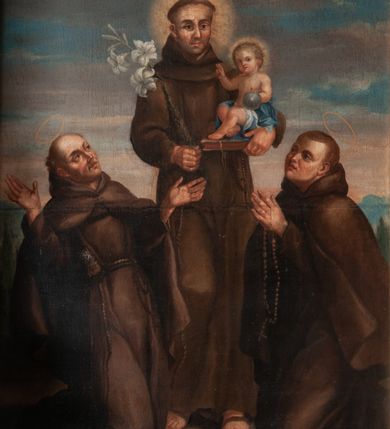 Zdjęcie nr 1: Obraz w kształcie stojącego prostokąta przedstawiający św. Antoniego Padewskiego i dwóch świętych franciszkańskich. W centrum kompozycji ukazany św. Antoni w postawie stojącej, z gałązką białej lilii w prawej dłoni i różańcem, z Dzieciątkiem Jezus siedzącym na księdze, na lewej dłoni świętego. Twarz podłużna, z długim i szerokim na końcu nosem, wzrokiem skierowanym na wprost. Święty ubrany w habit franciszkański, z tonsurą na głowie i złocistym nimbem wokół niej; na stopach sandały. Dzieciątko Jezus zwrócone trzy czwarte w prawo, prawą rączką czyniące gest błogosławieństwa, w lewej trzymające jabłko królewskie. Ubrane jest w białą pieluszkę, opasającą biodra. Wokół głowy ma złoty, świetlisty nimb. Po bokach obrazu ukazani dwaj franciszkanie w pozycji klęczącej, ubrani w habity i płaszcze franciszkańskie z okrągłymi nimbami nad głowami. Zakonnik po lewej stronie obrazu z szeroko rozłożonymi na boki i uniesionymi do góry rękami, zakonnik po prawej z rękami złożonymi w geście modlitwy. W oddali widoczny pejzaż górski. W górnej części kompozycji rózowo-błękitne, pochmurne niebo. Rama drewniana, profilowana, złocona. 
