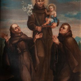 Zdjęcie nr 1: Obraz w kształcie stojącego prostokąta przedstawiający św. Antoniego Padewskiego i dwóch świętych franciszkańskich. W centrum kompozycji ukazany św. Antoni w postawie stojącej, z gałązką białej lilii w prawej dłoni i różańcem, z Dzieciątkiem Jezus siedzącym na księdze, na lewej dłoni świętego. Twarz podłużna, z długim i szerokim na końcu nosem, wzrokiem skierowanym na wprost. Święty ubrany w habit franciszkański, z tonsurą na głowie i złocistym nimbem wokół niej; na stopach sandały. Dzieciątko Jezus zwrócone trzy czwarte w prawo, prawą rączką czyniące gest błogosławieństwa, w lewej trzymające jabłko królewskie. Ubrane jest w białą pieluszkę, opasającą biodra. Wokół głowy ma złoty, świetlisty nimb. Po bokach obrazu ukazani dwaj franciszkanie w pozycji klęczącej, ubrani w habity i płaszcze franciszkańskie z okrągłymi nimbami nad głowami. Zakonnik po lewej stronie obrazu z szeroko rozłożonymi na boki i uniesionymi do góry rękami, zakonnik po prawej z rękami złożonymi w geście modlitwy. W oddali widoczny pejzaż górski. W górnej części kompozycji rózowo-błękitne, pochmurne niebo. Rama drewniana, profilowana, złocona. 