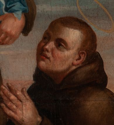 Zdjęcie nr 7: Obraz w kształcie stojącego prostokąta przedstawiający św. Antoniego Padewskiego i dwóch świętych franciszkańskich. W centrum kompozycji ukazany św. Antoni w postawie stojącej, z gałązką białej lilii w prawej dłoni i różańcem, z Dzieciątkiem Jezus siedzącym na księdze, na lewej dłoni świętego. Twarz podłużna, z długim i szerokim na końcu nosem, wzrokiem skierowanym na wprost. Święty ubrany w habit franciszkański, z tonsurą na głowie i złocistym nimbem wokół niej; na stopach sandały. Dzieciątko Jezus zwrócone trzy czwarte w prawo, prawą rączką czyniące gest błogosławieństwa, w lewej trzymające jabłko królewskie. Ubrane jest w białą pieluszkę, opasającą biodra. Wokół głowy ma złoty, świetlisty nimb. Po bokach obrazu ukazani dwaj franciszkanie w pozycji klęczącej, ubrani w habity i płaszcze franciszkańskie z okrągłymi nimbami nad głowami. Zakonnik po lewej stronie obrazu z szeroko rozłożonymi na boki i uniesionymi do góry rękami, zakonnik po prawej z rękami złożonymi w geście modlitwy. W oddali widoczny pejzaż górski. W górnej części kompozycji rózowo-błękitne, pochmurne niebo. Rama drewniana, profilowana, złocona. 