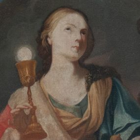 Zdjęcie nr 1: Obraz o nieregularnym, wklęsło-wypukłym kształcie dopasowanym do zwieńczenia ołtarza przedstawia św. Barbarę. W centrum kompozycji znajduje się święta ukazana frontalnie, w półpostaci, w prawej dłoni trzyma kielich z hostią, w lewej rękojeść miecza. Twarz owalna o delikatnych rysach, z oczami skierowanymi ku górze, małymi i drobnymi ustami; włosy długie, jasne i kręcone spływają na plecy i lewe ramię; dłonie smukłe; karnacja jasna. Święta ubrana jest w białą koszulę z długimi rękawami, niebieską suknię, czerwony płaszcz z białą podszewką przewieszony przez prawe ramię oraz żółtą chustę przewieszoną z przodu. Po prawej stronie obrazu znajduje się wysoka wieża, w dolnej części oszkarpowana, w górnej z trzema okrągłymi okienkami. Tło ciemno-szare. Rama drewniana, profilowana, złocona, od wewnątrz malowana na zielono. 

