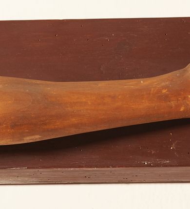 Zdjęcie nr 6: Rzeźbiona figura Chrystusa Ukrzyżowanego zawieszona na prostym, późniejszym od rzeźby krzyżu. Chrustu wisi z rozłożonymi do boków rękami przybitymi gwoździami, ze stopami złożonymi razem, prawa na lewej, przybitymi jednym gwoździem; kolana lekko ugięte. Ciało wyprężone, z zaznaczonymi żebrami i muskulaturą. Głowa opada na prawe ramię, twarz pociągła, oczy przymknięte, proste, nos prosty, długi, usta rozchylone, otoczone krótkimi wąsami i dzieląca się w dwa pukle brodą. Długie, kręcone włosy opadają do przodu, na tors, na głowie masywna, złocona korona cierniowa. Figura bejcowana na kolor ciemnobrązowy. Biodra przewiązane srebrzonym, krótkim perizonium którego zwoje przeplatają się z przodu, a koniec przy prawym udzie zawija się w ekspresyjny zwój. Tkanina układa się w drobne fałdy. Chrystus wisi na drewnianym, ciemnobrązowym krzyżu, w jej górnej części titulus z napisem „I.N./R.I.”.  