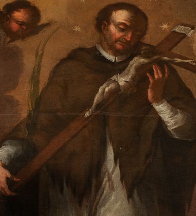 Zdjęcie nr 1: Obraz o nieregularnym, wklęsło-wypukłym kształcie dopasowanym do zwieńczenia ołtarza przedstawia św. Jana Nepomucena. W centrum kompozycji znajduje się święty ukazany frontalnie, do wysokości kolan, w obu dłoniach trzyma krucyfiks, a w prawej dodatkowo palmę męczeństwa, głowę skłania delikatnie w dół, na lewe ramię – w kierunku krucyfiksu. Twarz okrągła, z długim i wąskim nosem, oczami skierowanymi na Ukrzyżowanego Chrystusa, włosy ciemne i krótkie. Ubrany jest w białą albę oraz ciemnobrązową almucję, wokół głowy nimb złożony z gwiazd. Chrystus na krucyfiksie przybity jest do krzyża trzema gwoździami, o niemalże wyprostowanych ramionach, z lewą nogą założoną z tyłu za prawą. Ciało o muskularnie podkreślonej anatomii, wokół bioder ciasno oplecione perizonium. Nad głową Chrystusa titulus w formie poziomej banderoli z napisem „INRI”. Krzyż gładki, ciemnobrązowy. W tle obrazu pochmurne niebo, w dolnej części w odcieniach brązu, w górnej – żółci. Po bokach głowy świętego, w zwieńczeniu dwie uskrzydlone główki anielskie. Rama drewniana, profilowana, złocona, od wewnątrz malowana na zielono. 
