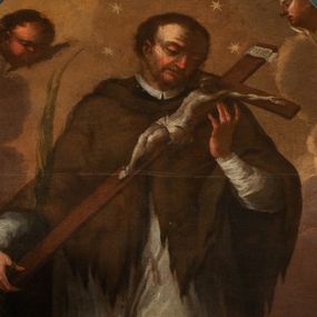 Zdjęcie nr 1: Obraz o nieregularnym, wklęsło-wypukłym kształcie dopasowanym do zwieńczenia ołtarza przedstawia św. Jana Nepomucena. W centrum kompozycji znajduje się święty ukazany frontalnie, do wysokości kolan, w obu dłoniach trzyma krucyfiks, a w prawej dodatkowo palmę męczeństwa, głowę skłania delikatnie w dół, na lewe ramię – w kierunku krucyfiksu. Twarz okrągła, z długim i wąskim nosem, oczami skierowanymi na Ukrzyżowanego Chrystusa, włosy ciemne i krótkie. Ubrany jest w białą albę oraz ciemnobrązową almucję, wokół głowy nimb złożony z gwiazd. Chrystus na krucyfiksie przybity jest do krzyża trzema gwoździami, o niemalże wyprostowanych ramionach, z lewą nogą założoną z tyłu za prawą. Ciało o muskularnie podkreślonej anatomii, wokół bioder ciasno oplecione perizonium. Nad głową Chrystusa titulus w formie poziomej banderoli z napisem „INRI”. Krzyż gładki, ciemnobrązowy. W tle obrazu pochmurne niebo, w dolnej części w odcieniach brązu, w górnej – żółci. Po bokach głowy świętego, w zwieńczeniu dwie uskrzydlone główki anielskie. Rama drewniana, profilowana, złocona, od wewnątrz malowana na zielono. 
