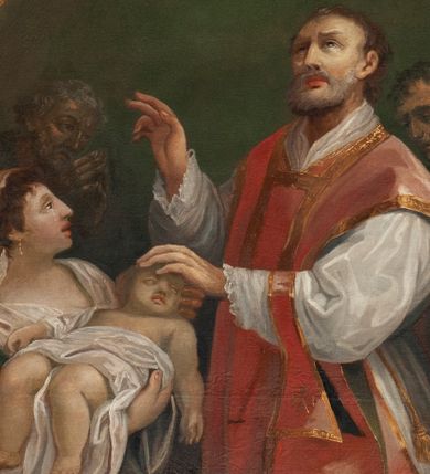 Zdjęcie nr 1: Obraz o nieregularnym kształcie (prostokąt o wklęsło-wypukłych bokach) z przedstawieniem św. Walentego. W centrum kompozycji znajduje się św. Walenty otoczony przez grupkę osób. Ukazany jest w postawie stojącej, zwrócony w trzech czwartych w prawo, widoczny do wysokości kolan, z prawą dłonią wzniesioną w geście błogosławieństwa, a lewą położoną na główce dziecka, z głową delikatnie wzniesioną ku górze. Twarz szeroka, z długim i prostym nosem, okolona średniej długości, siwą brodą. Ubrany jest w białą albę, przewiązaną złotym sznurem i przepasaną stułą, czerwony ornat oraz manipularz na lewym przedramieniu. Ornat, stuła i manipularz czerwone, obszyte złotymi galonami, pochodzą z jednego kompletu; stuła i manipularz na końcu ozdobione są greckimi krzyżykami o rozchylonych ramionach. Po lewej stronie obrazu znajduje się kobieta z dzieckiem na rękach zwrócona w trzech czwartych w lewo. Twarz widoczna z prawego profilu, z długim nosem, wydatnymi ustami, oczami zwróconymi na świętego, ze łzami spływającymi po policzkach. Ubrana w zieloną suknię z długimi rękawami oraz białą chustkę, zawiązaną z tyłu głowy, spod której wystają kędzierzawe, brązowe włosy; na uszach ma złote kolczyki. Dziecko ukazane w pozycji leżącej, w skrócie perspektywicznym, odziane w białą pieluszkę. W tle obrazu dwaj mężczyźni: po lewej starszy z rękami ułożonymi w geście błagalnym, po prawej młodszy ubrany w komżę, trzymający w dłoni zapaloną świecę. Na brzegu manipularza sygnatura „M(ichał) Stachowicz pinxit 1809. Cracow”. Tło jednolite w odcieniach zieleni i brązu. Rama złocona i profilowana.
 
