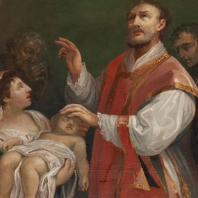 Zdjęcie nr 1: Obraz o nieregularnym kształcie (prostokąt o wklęsło-wypukłych bokach) z przedstawieniem św. Walentego. W centrum kompozycji znajduje się św. Walenty otoczony przez grupkę osób. Ukazany jest w postawie stojącej, zwrócony w trzech czwartych w prawo, widoczny do wysokości kolan, z prawą dłonią wzniesioną w geście błogosławieństwa, a lewą położoną na główce dziecka, z głową delikatnie wzniesioną ku górze. Twarz szeroka, z długim i prostym nosem, okolona średniej długości, siwą brodą. Ubrany jest w białą albę, przewiązaną złotym sznurem i przepasaną stułą, czerwony ornat oraz manipularz na lewym przedramieniu. Ornat, stuła i manipularz czerwone, obszyte złotymi galonami, pochodzą z jednego kompletu; stuła i manipularz na końcu ozdobione są greckimi krzyżykami o rozchylonych ramionach. Po lewej stronie obrazu znajduje się kobieta z dzieckiem na rękach zwrócona w trzech czwartych w lewo. Twarz widoczna z prawego profilu, z długim nosem, wydatnymi ustami, oczami zwróconymi na świętego, ze łzami spływającymi po policzkach. Ubrana w zieloną suknię z długimi rękawami oraz białą chustkę, zawiązaną z tyłu głowy, spod której wystają kędzierzawe, brązowe włosy; na uszach ma złote kolczyki. Dziecko ukazane w pozycji leżącej, w skrócie perspektywicznym, odziane w białą pieluszkę. W tle obrazu dwaj mężczyźni: po lewej starszy z rękami ułożonymi w geście błagalnym, po prawej młodszy ubrany w komżę, trzymający w dłoni zapaloną świecę. Na brzegu manipularza sygnatura „M(ichał) Stachowicz pinxit 1809. Cracow”. Tło jednolite w odcieniach zieleni i brązu. Rama złocona i profilowana.
 
