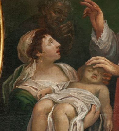 Zdjęcie nr 3: Obraz o nieregularnym kształcie (prostokąt o wklęsło-wypukłych bokach) z przedstawieniem św. Walentego. W centrum kompozycji znajduje się św. Walenty otoczony przez grupkę osób. Ukazany jest w postawie stojącej, zwrócony w trzech czwartych w prawo, widoczny do wysokości kolan, z prawą dłonią wzniesioną w geście błogosławieństwa, a lewą położoną na główce dziecka, z głową delikatnie wzniesioną ku górze. Twarz szeroka, z długim i prostym nosem, okolona średniej długości, siwą brodą. Ubrany jest w białą albę, przewiązaną złotym sznurem i przepasaną stułą, czerwony ornat oraz manipularz na lewym przedramieniu. Ornat, stuła i manipularz czerwone, obszyte złotymi galonami, pochodzą z jednego kompletu; stuła i manipularz na końcu ozdobione są greckimi krzyżykami o rozchylonych ramionach. Po lewej stronie obrazu znajduje się kobieta z dzieckiem na rękach zwrócona w trzech czwartych w lewo. Twarz widoczna z prawego profilu, z długim nosem, wydatnymi ustami, oczami zwróconymi na świętego, ze łzami spływającymi po policzkach. Ubrana w zieloną suknię z długimi rękawami oraz białą chustkę, zawiązaną z tyłu głowy, spod której wystają kędzierzawe, brązowe włosy; na uszach ma złote kolczyki. Dziecko ukazane w pozycji leżącej, w skrócie perspektywicznym, odziane w białą pieluszkę. W tle obrazu dwaj mężczyźni: po lewej starszy z rękami ułożonymi w geście błagalnym, po prawej młodszy ubrany w komżę, trzymający w dłoni zapaloną świecę. Na brzegu manipularza sygnatura „M(ichał) Stachowicz pinxit 1809. Cracow”. Tło jednolite w odcieniach zieleni i brązu. Rama złocona i profilowana.
 
