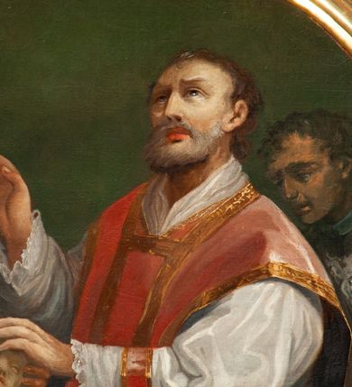 Zdjęcie nr 2: Obraz o nieregularnym kształcie (prostokąt o wklęsło-wypukłych bokach) z przedstawieniem św. Walentego. W centrum kompozycji znajduje się św. Walenty otoczony przez grupkę osób. Ukazany jest w postawie stojącej, zwrócony w trzech czwartych w prawo, widoczny do wysokości kolan, z prawą dłonią wzniesioną w geście błogosławieństwa, a lewą położoną na główce dziecka, z głową delikatnie wzniesioną ku górze. Twarz szeroka, z długim i prostym nosem, okolona średniej długości, siwą brodą. Ubrany jest w białą albę, przewiązaną złotym sznurem i przepasaną stułą, czerwony ornat oraz manipularz na lewym przedramieniu. Ornat, stuła i manipularz czerwone, obszyte złotymi galonami, pochodzą z jednego kompletu; stuła i manipularz na końcu ozdobione są greckimi krzyżykami o rozchylonych ramionach. Po lewej stronie obrazu znajduje się kobieta z dzieckiem na rękach zwrócona w trzech czwartych w lewo. Twarz widoczna z prawego profilu, z długim nosem, wydatnymi ustami, oczami zwróconymi na świętego, ze łzami spływającymi po policzkach. Ubrana w zieloną suknię z długimi rękawami oraz białą chustkę, zawiązaną z tyłu głowy, spod której wystają kędzierzawe, brązowe włosy; na uszach ma złote kolczyki. Dziecko ukazane w pozycji leżącej, w skrócie perspektywicznym, odziane w białą pieluszkę. W tle obrazu dwaj mężczyźni: po lewej starszy z rękami ułożonymi w geście błagalnym, po prawej młodszy ubrany w komżę, trzymający w dłoni zapaloną świecę. Na brzegu manipularza sygnatura „M(ichał) Stachowicz pinxit 1809. Cracow”. Tło jednolite w odcieniach zieleni i brązu. Rama złocona i profilowana.
 
