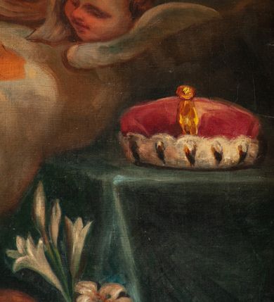 Zdjęcie nr 4: Obraz w kształcie stojącego prostokąta, w prostej, profilowanej i złoconej ramie. Wielopostaciowa kompozycja ze św. Kazimierzem klęczącym przed ukazującą mu się w niebiosach Marią z Dzieciątkiem. Święty jest ubrany w długi płaszcz książęcy w kolorze żółtym, z gronostajowym podbiciem i pelerynkę. Głowę i ręce unosi w geście adoracji. Ukazany został jako młody, długowłosy mężczyzna pozbawiony zarostu. Towarzyszą mu atrybuty: mitra książęca położona na stole znajdującym się po prawej stronie obrazu, lilie oraz otwarta księga z napisem: &quot;Omni die dic MARIAE […]&quot; trzymane przez putta w prawym, dolnym rogu obrazu. Maria siedząca na obłoku, w prawym, górnym rogu. Ubrana w czerwoną suknię oraz błękitny płaszcz, a towarzyszący jej dziecięcy Chrystus  – przepasany białą pieluchą. Z obłoków wyłaniają się uskrzydlone główki puttów. Dodatkowo w lewej części obrazu nieco w cieniu, pojawiają się dwa większe anioły. W tle znajduje się kolumna i udrapowana wokół niej ciemno-czerwona tkanina. Kolorystyka ciepła, z przewagą brązów i żółcieni. Dominantę kolorystyczną stanowi złocisty płaszcz królewicza i jego białe podbicie.