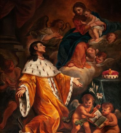 Zdjęcie nr 1: Obraz w kształcie stojącego prostokąta, w prostej, profilowanej i złoconej ramie. Wielopostaciowa kompozycja ze św. Kazimierzem klęczącym przed ukazującą mu się w niebiosach Marią z Dzieciątkiem. Święty jest ubrany w długi płaszcz książęcy w kolorze żółtym, z gronostajowym podbiciem i pelerynkę. Głowę i ręce unosi w geście adoracji. Ukazany został jako młody, długowłosy mężczyzna pozbawiony zarostu. Towarzyszą mu atrybuty: mitra książęca położona na stole znajdującym się po prawej stronie obrazu, lilie oraz otwarta księga z napisem: &quot;Omni die dic MARIAE […]&quot; trzymane przez putta w prawym, dolnym rogu obrazu. Maria siedząca na obłoku, w prawym, górnym rogu. Ubrana w czerwoną suknię oraz błękitny płaszcz, a towarzyszący jej dziecięcy Chrystus  – przepasany białą pieluchą. Z obłoków wyłaniają się uskrzydlone główki puttów. Dodatkowo w lewej części obrazu nieco w cieniu, pojawiają się dwa większe anioły. W tle znajduje się kolumna i udrapowana wokół niej ciemno-czerwona tkanina. Kolorystyka ciepła, z przewagą brązów i żółcieni. Dominantę kolorystyczną stanowi złocisty płaszcz królewicza i jego białe podbicie.