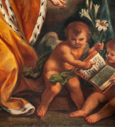 Zdjęcie nr 5: Obraz w kształcie stojącego prostokąta, w prostej, profilowanej i złoconej ramie. Wielopostaciowa kompozycja ze św. Kazimierzem klęczącym przed ukazującą mu się w niebiosach Marią z Dzieciątkiem. Święty jest ubrany w długi płaszcz książęcy w kolorze żółtym, z gronostajowym podbiciem i pelerynkę. Głowę i ręce unosi w geście adoracji. Ukazany został jako młody, długowłosy mężczyzna pozbawiony zarostu. Towarzyszą mu atrybuty: mitra książęca położona na stole znajdującym się po prawej stronie obrazu, lilie oraz otwarta księga z napisem: "Omni die dic MARIAE […]" trzymane przez putta w prawym, dolnym rogu obrazu. Maria siedząca na obłoku, w prawym, górnym rogu. Ubrana w czerwoną suknię oraz błękitny płaszcz, a towarzyszący jej dziecięcy Chrystus  – przepasany białą pieluchą. Z obłoków wyłaniają się uskrzydlone główki puttów. Dodatkowo w lewej części obrazu nieco w cieniu, pojawiają się dwa większe anioły. W tle znajduje się kolumna i udrapowana wokół niej ciemno-czerwona tkanina. Kolorystyka ciepła, z przewagą brązów i żółcieni. Dominantę kolorystyczną stanowi złocisty płaszcz królewicza i jego białe podbicie.