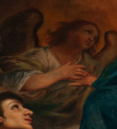 Zdjęcie nr 10: Obraz w kształcie stojącego prostokąta, w prostej, profilowanej i złoconej ramie. Wielopostaciowa kompozycja ze św. Kazimierzem klęczącym przed ukazującą mu się w niebiosach Marią z Dzieciątkiem. Święty jest ubrany w długi płaszcz książęcy w kolorze żółtym, z gronostajowym podbiciem i pelerynkę. Głowę i ręce unosi w geście adoracji. Ukazany został jako młody, długowłosy mężczyzna pozbawiony zarostu. Towarzyszą mu atrybuty: mitra książęca położona na stole znajdującym się po prawej stronie obrazu, lilie oraz otwarta księga z napisem: &quot;Omni die dic MARIAE […]&quot; trzymane przez putta w prawym, dolnym rogu obrazu. Maria siedząca na obłoku, w prawym, górnym rogu. Ubrana w czerwoną suknię oraz błękitny płaszcz, a towarzyszący jej dziecięcy Chrystus  – przepasany białą pieluchą. Z obłoków wyłaniają się uskrzydlone główki puttów. Dodatkowo w lewej części obrazu nieco w cieniu, pojawiają się dwa większe anioły. W tle znajduje się kolumna i udrapowana wokół niej ciemno-czerwona tkanina. Kolorystyka ciepła, z przewagą brązów i żółcieni. Dominantę kolorystyczną stanowi złocisty płaszcz królewicza i jego białe podbicie.