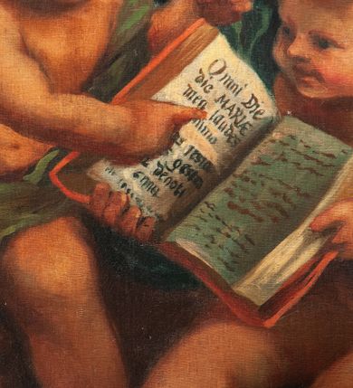 Zdjęcie nr 9: Obraz w kształcie stojącego prostokąta, w prostej, profilowanej i złoconej ramie. Wielopostaciowa kompozycja ze św. Kazimierzem klęczącym przed ukazującą mu się w niebiosach Marią z Dzieciątkiem. Święty jest ubrany w długi płaszcz książęcy w kolorze żółtym, z gronostajowym podbiciem i pelerynkę. Głowę i ręce unosi w geście adoracji. Ukazany został jako młody, długowłosy mężczyzna pozbawiony zarostu. Towarzyszą mu atrybuty: mitra książęca położona na stole znajdującym się po prawej stronie obrazu, lilie oraz otwarta księga z napisem: &quot;Omni die dic MARIAE […]&quot; trzymane przez putta w prawym, dolnym rogu obrazu. Maria siedząca na obłoku, w prawym, górnym rogu. Ubrana w czerwoną suknię oraz błękitny płaszcz, a towarzyszący jej dziecięcy Chrystus  – przepasany białą pieluchą. Z obłoków wyłaniają się uskrzydlone główki puttów. Dodatkowo w lewej części obrazu nieco w cieniu, pojawiają się dwa większe anioły. W tle znajduje się kolumna i udrapowana wokół niej ciemno-czerwona tkanina. Kolorystyka ciepła, z przewagą brązów i żółcieni. Dominantę kolorystyczną stanowi złocisty płaszcz królewicza i jego białe podbicie.