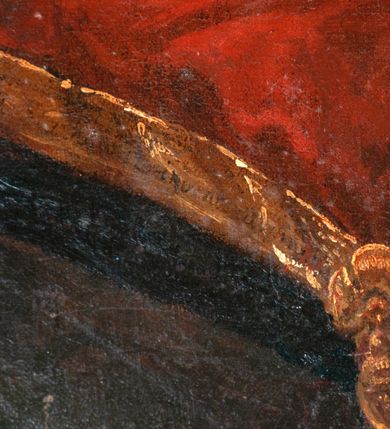 Zdjęcie nr 5: Obraz w kształcie stojącego prostokąta zamkniętego łukiem wklęsło-wypukłym z uskokami, przedstawiający św. Kingę; podstawa obrazu ścięta półkoliście. W centrum kompozycji znajduje się św. Kinga zwrócona w trzech czwartych w swoją lewą stronę, ukazana w pozie klęczącej z rękoma złożonymi do modlitwy, z głową przechyloną na lewe ramię. Twarz św. Kingi jest owalna o bladej karnacji, z migdałowymi oczami skierowanymi ku górze, prostym nosem i pełnymi ustami, delikatnie rozchylonymi. Święta ubrana jest w brązowy habit, przewiązany sznurem, brązowy płaszcz oraz biało-czarny welon (strój klaryski). W dłoni trzyma różaniec. W górnej części kompozycji, po prawej stronie został ukazany Chrystus, siedzący na obłokach, zwrócony trzy czwarte w prawo, z prawą ręką wzniesioną w geście błogosławieństwa, lewą opuszczoną w dół. Ma podłużną twarz, długi i prosty nos, długą i ciemnobrązową brodę. Długie i ciemne włosy opadają na plecy. Jest ubrany w czerwony płaszcz, spływający z prawego ramienia, odsłaniający nagi tors. Nad jego prawym ramieniem dwójka małych aniołków unosi ku górze prosty krzyż. W dolnej części kompozycji, po prawej stronie obrazu widnieje wysoki pulpit, zasłany czerwonym obrusem, na nim leży otwarta księga. Poniżej  pulpitu jest czerwona poduszka, na której są położone: korona i berło królewskie oraz gałązka białej lilii. Tło obrazu stanowi zachmurzone niebo. Kolorystyka ciemna, ciepła z dominacją brązu i elementami czerwieni. W lewym dolnym narożu obrazu na brzegu poduszki sygnatura „M(ichał) Stachowicz invenit / [nieczytelna data]”.  Rama profilowana, złocona. 