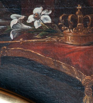 Zdjęcie nr 6: Obraz w kształcie stojącego prostokąta zamkniętego łukiem wklęsło-wypukłym z uskokami, przedstawiający św. Kingę; podstawa obrazu ścięta półkoliście. W centrum kompozycji znajduje się św. Kinga zwrócona w trzech czwartych w swoją lewą stronę, ukazana w pozie klęczącej z rękoma złożonymi do modlitwy, z głową przechyloną na lewe ramię. Twarz św. Kingi jest owalna o bladej karnacji, z migdałowymi oczami skierowanymi ku górze, prostym nosem i pełnymi ustami, delikatnie rozchylonymi. Święta ubrana jest w brązowy habit, przewiązany sznurem, brązowy płaszcz oraz biało-czarny welon (strój klaryski). W dłoni trzyma różaniec. W górnej części kompozycji, po prawej stronie został ukazany Chrystus, siedzący na obłokach, zwrócony trzy czwarte w prawo, z prawą ręką wzniesioną w geście błogosławieństwa, lewą opuszczoną w dół. Ma podłużną twarz, długi i prosty nos, długą i ciemnobrązową brodę. Długie i ciemne włosy opadają na plecy. Jest ubrany w czerwony płaszcz, spływający z prawego ramienia, odsłaniający nagi tors. Nad jego prawym ramieniem dwójka małych aniołków unosi ku górze prosty krzyż. W dolnej części kompozycji, po prawej stronie obrazu widnieje wysoki pulpit, zasłany czerwonym obrusem, na nim leży otwarta księga. Poniżej  pulpitu jest czerwona poduszka, na której są położone: korona i berło królewskie oraz gałązka białej lilii. Tło obrazu stanowi zachmurzone niebo. Kolorystyka ciemna, ciepła z dominacją brązu i elementami czerwieni. W lewym dolnym narożu obrazu na brzegu poduszki sygnatura „M(ichał) Stachowicz invenit / [nieczytelna data]”.  Rama profilowana, złocona. 