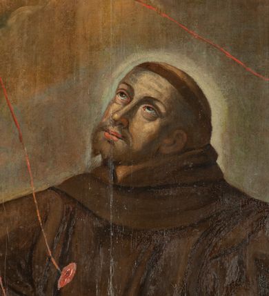 Zdjęcie nr 9: Obraz w kształcie stojącego prostokąta zamkniętego łukiem wklęsło-wypukłym z uskokami o dolnej krawędzi półkoliście wyciętej, przedstawiający stygmatyzację św. Franciszka. W centrum kompozycji znajduje się św. Franciszek w pozycji klęczącej, zwrócony w trzech czwartych w prawo, z rękami rozłożonymi szeroko na boki, z głową delikatnie uniesioną ku górze. Ma szeroką twarz, z krótkim zarostem, z dużymi oczami ze wzrokiem skierowanym na Chrystusa. Ubrany jest w habit franciszkański. W górnej części obrazu, po lewej stronie znajduje się Chrystus jako serafin, z którego ran wychodzą czerwone promienie o falistym przebiegu tworzące stygmaty u świętego Franciszka. Przed świętym, na wysokiej skale ułożone są: otwarta księga z napisem „Regula et / vita / Fratrum / Minorum / haec / est / observare / sanctum / Evangelium / D(omi)ni Nostri / Jesv Christi” oraz krzyż. Przed skałą siedzi baranek. Po prawej stronie obrazu widać zakonnika siedzącego na obłokach, który przypatruje się scenie stygmatyzacji, ukazanego z prawą ręką wyciągniętą do przodu, a w lewej trzymający zamkniętą księgą. W górnej części obrazu ukazano pochmurne niebo. W prawym dolnym rogu kompozycji znajduje się słabo czytelna data „ A[NNO] D[OMINI] 1730”. Rama drewniana, profilowana i złocona.


