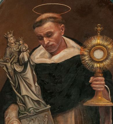 Zdjęcie nr 1: Obraz „Św. Jacek” o nieregularnym kształcie dopasowanym do zwieńczenia ołtarza (stojący prostokąt o wklesło-wypukłych bokach). W centrum kompozycji został ukazany św. Jacek w postawie stojącej, w półpostaci, z figurą Matki Boskiej w prawym ręku oraz monstrancją w lewym, z głową przechyloną delikatnie w prawo i w dół. Święty o twarzy dojrzałego mężczyzny z oczami skierowanymi w dół, z tonsurą na głowie. Nad nią znajduje się złoty i okrągły nimb. Święty ubrany jest w habit i płaszcz dominikański. Tło jednolite, ciemnobrązowe. W lewym dolnym narożu widnieje godło herbu Odrowąż, a w prawym sygnatura „[?] Chmiel/45”.


