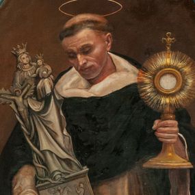 Zdjęcie nr 1: Obraz „Św. Jacek” o nieregularnym kształcie dopasowanym do zwieńczenia ołtarza (stojący prostokąt o wklesło-wypukłych bokach). W centrum kompozycji został ukazany św. Jacek w postawie stojącej, w półpostaci, z figurą Matki Boskiej w prawym ręku oraz monstrancją w lewym, z głową przechyloną delikatnie w prawo i w dół. Święty o twarzy dojrzałego mężczyzny z oczami skierowanymi w dół, z tonsurą na głowie. Nad nią znajduje się złoty i okrągły nimb. Święty ubrany jest w habit i płaszcz dominikański. Tło jednolite, ciemnobrązowe. W lewym dolnym narożu widnieje godło herbu Odrowąż, a w prawym sygnatura „[?] Chmiel/45”.


