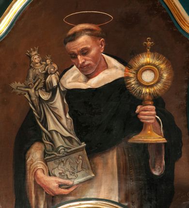 Zdjęcie nr 2: Obraz „Św. Jacek” o nieregularnym kształcie dopasowanym do zwieńczenia ołtarza (stojący prostokąt o wklesło-wypukłych bokach). W centrum kompozycji został ukazany św. Jacek w postawie stojącej, w półpostaci, z figurą Matki Boskiej w prawym ręku oraz monstrancją w lewym, z głową przechyloną delikatnie w prawo i w dół. Święty o twarzy dojrzałego mężczyzny z oczami skierowanymi w dół, z tonsurą na głowie. Nad nią znajduje się złoty i okrągły nimb. Święty ubrany jest w habit i płaszcz dominikański. Tło jednolite, ciemnobrązowe. W lewym dolnym narożu widnieje godło herbu Odrowąż, a w prawym sygnatura „[?] Chmiel/45”.


