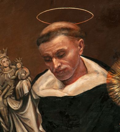 Zdjęcie nr 3: Obraz „Św. Jacek” o nieregularnym kształcie dopasowanym do zwieńczenia ołtarza (stojący prostokąt o wklesło-wypukłych bokach). W centrum kompozycji został ukazany św. Jacek w postawie stojącej, w półpostaci, z figurą Matki Boskiej w prawym ręku oraz monstrancją w lewym, z głową przechyloną delikatnie w prawo i w dół. Święty o twarzy dojrzałego mężczyzny z oczami skierowanymi w dół, z tonsurą na głowie. Nad nią znajduje się złoty i okrągły nimb. Święty ubrany jest w habit i płaszcz dominikański. Tło jednolite, ciemnobrązowe. W lewym dolnym narożu widnieje godło herbu Odrowąż, a w prawym sygnatura „[?] Chmiel/45”.


