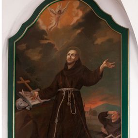 Zdjęcie nr 1: Obraz w kształcie stojącego prostokąta zamkniętego łukiem wklęsło-wypukłym z uskokami o dolnej krawędzi półkoliście wyciętej, przedstawiający stygmatyzację św. Franciszka. W centrum kompozycji znajduje się św. Franciszek w pozycji klęczącej, zwrócony w trzech czwartych w prawo, z rękami rozłożonymi szeroko na boki. Ma podłużną twarz, z krótkim zarostem, z dużymi oczami ze wzrokiem skierowanym na Chrystusa. Święty Franciszek ubrany jest w habit franciszkański z różańcem przewieszonym przez sznur. W górnej części obrazu, po lewej stronie znajduje się Chrystus jako serafin, z którego ran wychodzą czerwone promienie tworzące stygmaty u świętego Franciszka. Przed świętym, na wysokiej skale ułożone są: biały baranek, otwarta księga z napisem: „Deus / meus / et / omnia” oraz krzyż. Po prawej stronie obrazu ulokowano zakonnika wyłaniającego się spośród traw, ukazanego w półpostaci, z prawą ręką zasłaniającą oczy, z lewą wyciągniętą przed siebie. Obok leży otwarta księga. W oddali widać pejzaż górski oraz kościół. W górnej części obrazu ukazano pochmurne niebo. Kolorystyka pociemniała, w odcieniach brązów i szarości. W prawym dolnym rogu kompozycji znajduje się słabo czytelna sygnatura artysty „Michał Stachowicz / pinxi [...?] / et […?] 1807”. Rama drewniana, pomalowana na zielono, na brzegach złocona.