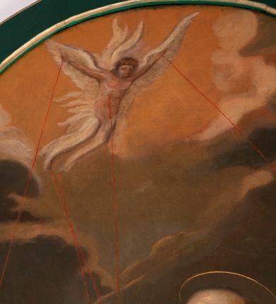 Zdjęcie nr 3: Obraz w kształcie stojącego prostokąta zamkniętego łukiem wklęsło-wypukłym z uskokami o dolnej krawędzi półkoliście wyciętej, przedstawiający stygmatyzację św. Franciszka. W centrum kompozycji znajduje się św. Franciszek w pozycji klęczącej, zwrócony w trzech czwartych w prawo, z rękami rozłożonymi szeroko na boki. Ma podłużną twarz, z krótkim zarostem, z dużymi oczami ze wzrokiem skierowanym na Chrystusa. Święty Franciszek ubrany jest w habit franciszkański z różańcem przewieszonym przez sznur. W górnej części obrazu, po lewej stronie znajduje się Chrystus jako serafin, z którego ran wychodzą czerwone promienie tworzące stygmaty u świętego Franciszka. Przed świętym, na wysokiej skale ułożone są: biały baranek, otwarta księga z napisem: „Deus / meus / et / omnia” oraz krzyż. Po prawej stronie obrazu ulokowano zakonnika wyłaniającego się spośród traw, ukazanego w półpostaci, z prawą ręką zasłaniającą oczy, z lewą wyciągniętą przed siebie. Obok leży otwarta księga. W oddali widać pejzaż górski oraz kościół. W górnej części obrazu ukazano pochmurne niebo. Kolorystyka pociemniała, w odcieniach brązów i szarości. W prawym dolnym rogu kompozycji znajduje się słabo czytelna sygnatura artysty „Michał Stachowicz / pinxi [...?] / et […?] 1807”. Rama drewniana, pomalowana na zielono, na brzegach złocona.