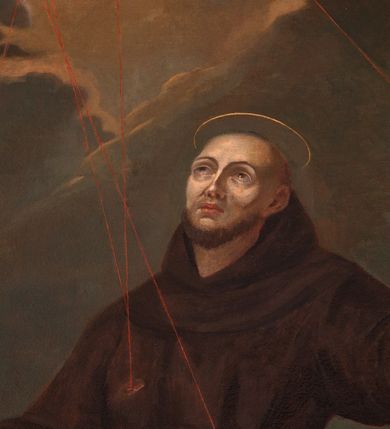 Zdjęcie nr 2: Obraz w kształcie stojącego prostokąta zamkniętego łukiem wklęsło-wypukłym z uskokami o dolnej krawędzi półkoliście wyciętej, przedstawiający stygmatyzację św. Franciszka. W centrum kompozycji znajduje się św. Franciszek w pozycji klęczącej, zwrócony w trzech czwartych w prawo, z rękami rozłożonymi szeroko na boki. Ma podłużną twarz, z krótkim zarostem, z dużymi oczami ze wzrokiem skierowanym na Chrystusa. Święty Franciszek ubrany jest w habit franciszkański z różańcem przewieszonym przez sznur. W górnej części obrazu, po lewej stronie znajduje się Chrystus jako serafin, z którego ran wychodzą czerwone promienie tworzące stygmaty u świętego Franciszka. Przed świętym, na wysokiej skale ułożone są: biały baranek, otwarta księga z napisem: „Deus / meus / et / omnia” oraz krzyż. Po prawej stronie obrazu ulokowano zakonnika wyłaniającego się spośród traw, ukazanego w półpostaci, z prawą ręką zasłaniającą oczy, z lewą wyciągniętą przed siebie. Obok leży otwarta księga. W oddali widać pejzaż górski oraz kościół. W górnej części obrazu ukazano pochmurne niebo. Kolorystyka pociemniała, w odcieniach brązów i szarości. W prawym dolnym rogu kompozycji znajduje się słabo czytelna sygnatura artysty „Michał Stachowicz / pinxi [...?] / et […?] 1807”. Rama drewniana, pomalowana na zielono, na brzegach złocona.