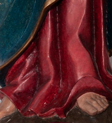 Zdjęcie nr 3: Rzeźba pełnoplastyczna, ustawiona na niskim cokole. Matka Boska stojąca w nieznacznym kontrapoście z dłońmi splecionymi na wysokości pasa oraz głową uniesioną ku górze. Twarz pociągła, nos długi i prosty, małe usta, wzrok skierowany ku górze. Ubrana jest w czerwoną suknię z długimi rękawami, ze złotą lamówką u szyi oraz swobodnie narzucony na ramiona błękitny płaszcz ozdobiony na brzegach analogicznym wykończeniem jak w sukni. Na głowie ma założony biały welon, którego jeden koniec spływa z przodu postaci. Spod szat wystają bose stopy. Polichromia w odsłoniętych partiach ciała naturalistyczna, delikatnie jasna.