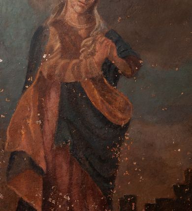 Zdjęcie nr 11: Pełnoplastyczna figura Chrystusa na prostym krzyżu umieszczona na tle malowanego przedstawienia grupy Ukrzyżowania z Marią, św. Janem i z Jerozolimą pośrodku. Rzeźba Chrystusa przybita do krzyża trzema gwoździami, ukazana w typie Cristo morto. Ciało w delikatnym zwisie, sylwetka wydłużona o delikatnie podkreślonej anatomii, nogi lekko ugięte w kolanach. Chrystus ma głowę przechyloną na prawe ramię. Twarz szczupła, z wąskim i długim nosem, zamkniętymi oczami, na wpół otwartymi ustami, okolona krótką brodą, rozdzieloną na końcu w dwa pukle. Włosy długie, spływające na ramiona dwoma skręconymi lokami, na głowie założona korona cierniowa. Perizonium zawiązane na węzeł na prawym boku, z jednym końcem zwisającym wzdłuż prawej nogi, z przodu tworzące fałdy na kształt litery „V”. Z boku, dłoni, stóp i spod korony cierniowej spływają strużki krwi. Polichromia ciała naturalistyczna, perizonium i titulus złocone. Krzyż gładki, nad głową Chrystusa titulus w formie pionowej banderoli z napisem „I.N./R.I.”. 
