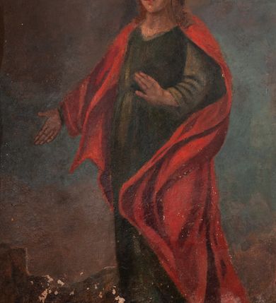 Zdjęcie nr 10: Pełnoplastyczna figura Chrystusa na prostym krzyżu umieszczona na tle malowanego przedstawienia grupy Ukrzyżowania z Marią, św. Janem i z Jerozolimą pośrodku. Rzeźba Chrystusa przybita do krzyża trzema gwoździami, ukazana w typie Cristo morto. Ciało w delikatnym zwisie, sylwetka wydłużona o delikatnie podkreślonej anatomii, nogi lekko ugięte w kolanach. Chrystus ma głowę przechyloną na prawe ramię. Twarz szczupła, z wąskim i długim nosem, zamkniętymi oczami, na wpół otwartymi ustami, okolona krótką brodą, rozdzieloną na końcu w dwa pukle. Włosy długie, spływające na ramiona dwoma skręconymi lokami, na głowie założona korona cierniowa. Perizonium zawiązane na węzeł na prawym boku, z jednym końcem zwisającym wzdłuż prawej nogi, z przodu tworzące fałdy na kształt litery „V”. Z boku, dłoni, stóp i spod korony cierniowej spływają strużki krwi. Polichromia ciała naturalistyczna, perizonium i titulus złocone. Krzyż gładki, nad głową Chrystusa titulus w formie pionowej banderoli z napisem „I.N./R.I.”. 
