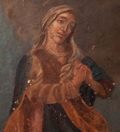 Zdjęcie nr 3: Pełnoplastyczna figura Chrystusa na prostym krzyżu umieszczona na tle malowanego przedstawienia grupy Ukrzyżowania z Marią, św. Janem i z Jerozolimą pośrodku. Rzeźba Chrystusa przybita do krzyża trzema gwoździami, ukazana w typie Cristo morto. Ciało w delikatnym zwisie, sylwetka wydłużona o delikatnie podkreślonej anatomii, nogi lekko ugięte w kolanach. Chrystus ma głowę przechyloną na prawe ramię. Twarz szczupła, z wąskim i długim nosem, zamkniętymi oczami, na wpół otwartymi ustami, okolona krótką brodą, rozdzieloną na końcu w dwa pukle. Włosy długie, spływające na ramiona dwoma skręconymi lokami, na głowie założona korona cierniowa. Perizonium zawiązane na węzeł na prawym boku, z jednym końcem zwisającym wzdłuż prawej nogi, z przodu tworzące fałdy na kształt litery „V”. Z boku, dłoni, stóp i spod korony cierniowej spływają strużki krwi. Polichromia ciała naturalistyczna, perizonium i titulus złocone. Krzyż gładki, nad głową Chrystusa titulus w formie pionowej banderoli z napisem „I.N./R.I.”. 
